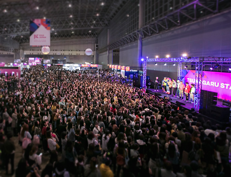 KCON 2018 JAPAN 6만 8천명 운집한 컨벤션 현장에 몰린 일본 관객들