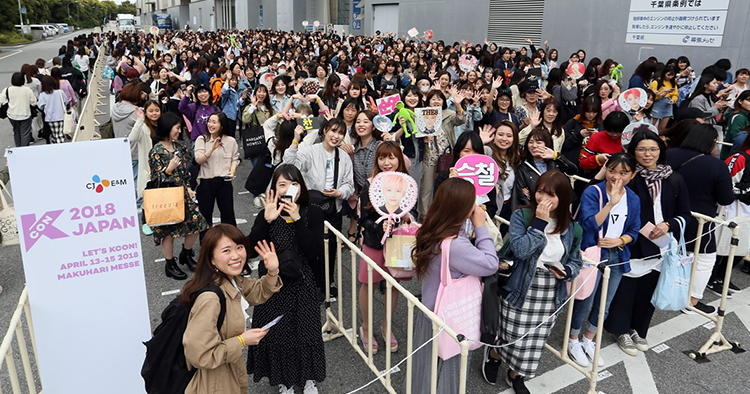 KCON 2018 JAPAN 내 아티스트 팬미팅 행사인 Meet&Greet 입장을 기다리는 일본인 관객들