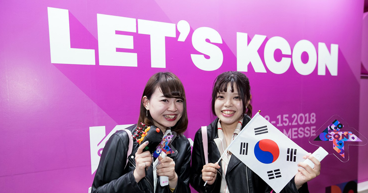 KCON 2018 JAPAN 컨벤션을 즐기고 있는 현지 관객들