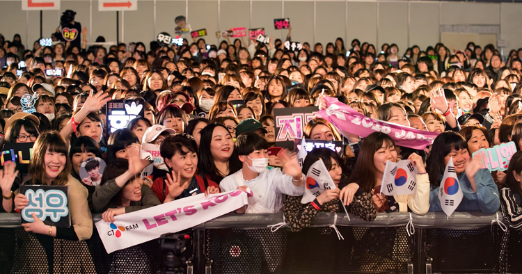 KCON 2018 JAPAN 현장에서 워너원 팬미팅을 기다리고 있는 일본 현지 관객들