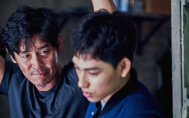 영화 <불한당> 속 현수(임시완)를 바라보는 재호(설경구)