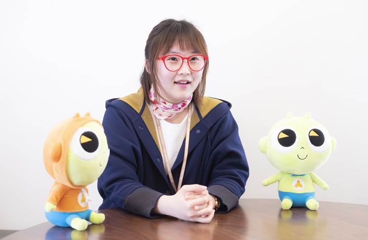 평소에도 목소리를 관리하기 위해 손수건으로 목을 감싸고 다니는 프로 정신!