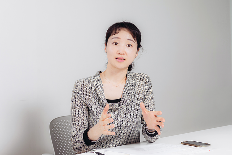 약 40년간 회사의 주력 상품 ‘핵산’에 대해 설명중인 김부원 님