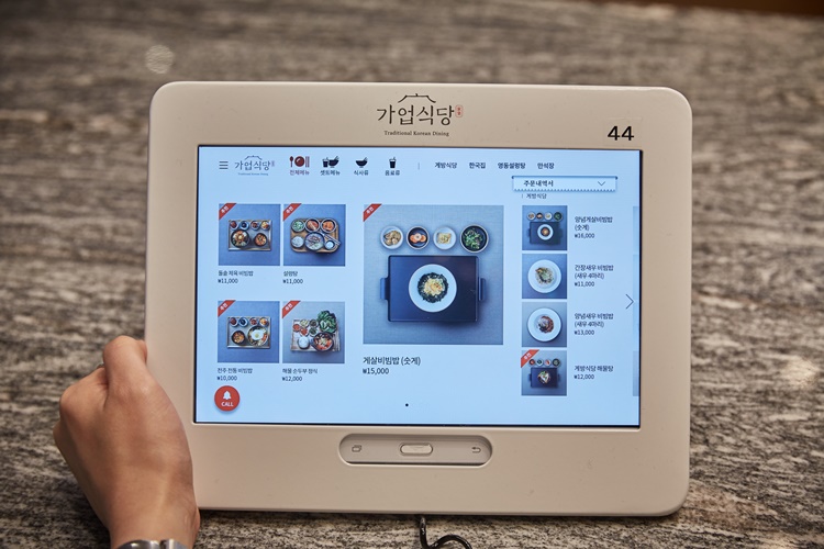 테이블에 연결된 태블릿 PC. 메뉴 주문부터 직원 호출까지 가능하다
