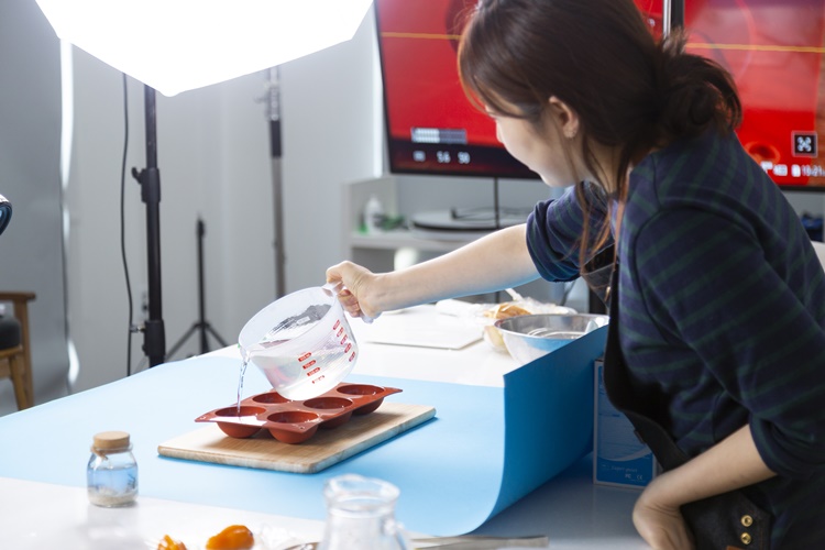 카메라에 잘 잡히도록 물을 천천히 붓고 있다.
