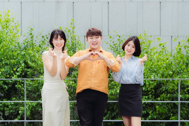 안녕하세요. 저희는 ‘CJ도너스캠프 2018 대학생봉사단 1기’입니다! (사진 왼쪽부터) 이성희(연세대학교 정보산업공학과 3학년), 옥세희(강원대학교 영상문학과 3학년), 김채랑 (숙명여자대학교 교육학부 3학년)