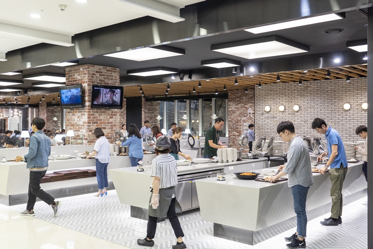 깔금한 ENM 구내식당에서 직원들이 식판에 음식을 담고 있다.