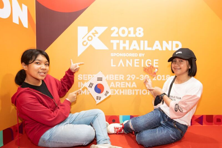 '케이콘 2018 태국' 컨벤션 현장에 마련된 포토존에서 태국 관람객들이 포즈를 취하고 있다.