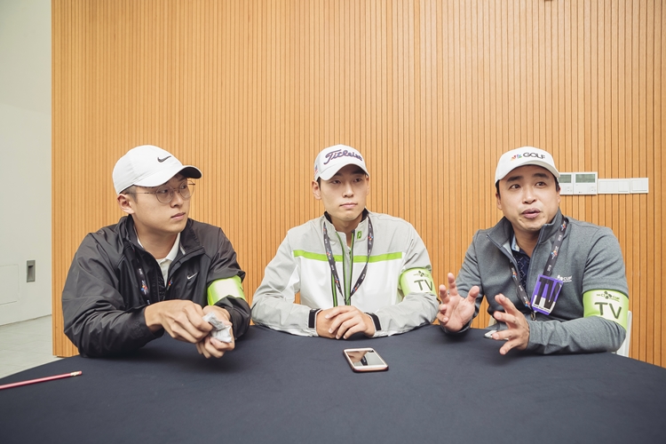 인터뷰에 참여한 (왼쪽부터)박유현 님, 최선근 님, 전승현 님이 카메라를 향해 포즈를 취하고 있다.