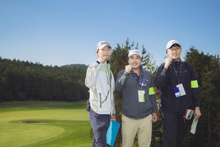 2018년 THE CJ CUP @ NINE BRIDGES 18번홀에서 TV 서포터 자원봉사자로 참여한 인터뷰에 참여한 (왼쪽부터)최선근 님, 전승현 님, 박유현 님이 카메라를 향해 화이팅 포즈를 취하고 있다.