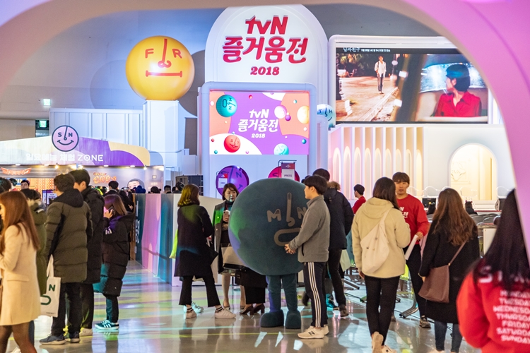 즐거움전 안으로 들어선 순간, 곳곳에서 美친 존재감 뽐내는 '즐밍이'들이 눈에 띈다.