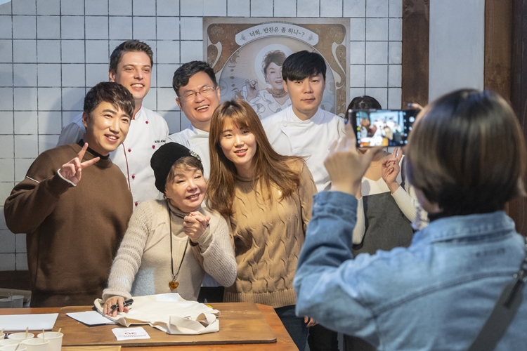 '수미네 반찬' 부스에서 김수미 배우의 사인회가 열렸다. 직접 만든 '수미네 반찬'도 맛 봤는데, 꿀맛!