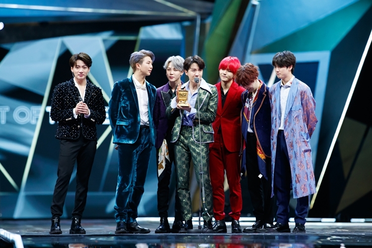2018 MAMA in HONG KONG에서 방탄소년단이 '아티스트 오브 더 이어'를 수상했다.