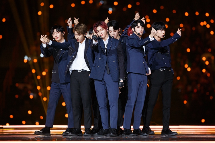 2018 MAMA FANS CHOICE in JAPAN에서 공연 중인 워너원.