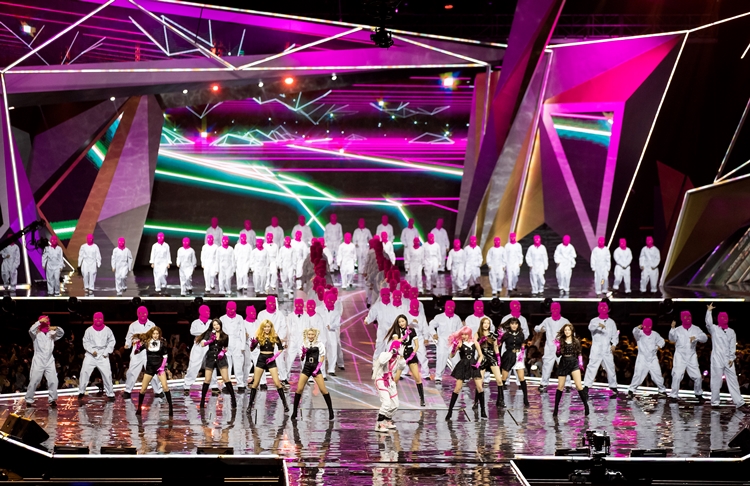 2018 MAMA in HONG KONG에서의 마미손과 모모랜드의 화려한 무대.