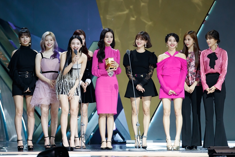 걸그룹 트와이스가 2018 MAMA in HONG KONG에서 올해의 노래상을 수상했다.