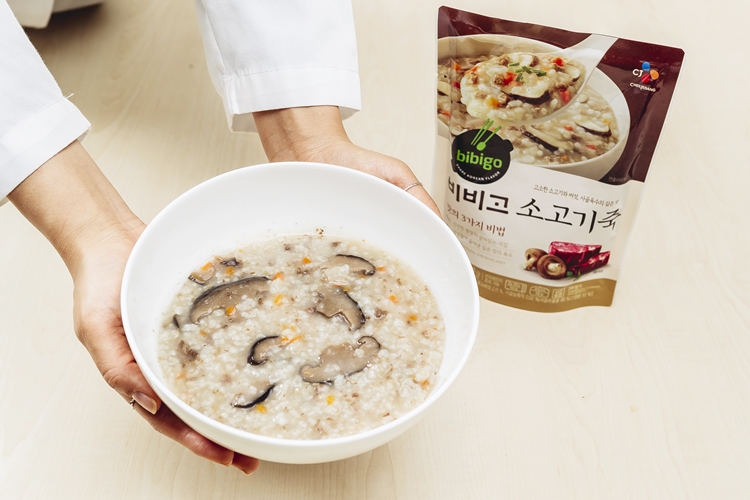 고소하게 볶아낸 소고기와 버섯이 그대로 들어가 있는 '비비고 소고기죽'.