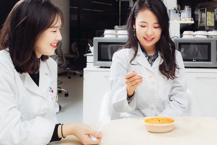 정경희 연구원이 비비고 죽을 함께 개발한 한동주 연구원과 '비비고 단호박죽'을 시식하고 있다.