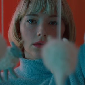 [아트하우스 칼럼] 날카로운 감정을 삼키는 극한 공포 <스왈로우>