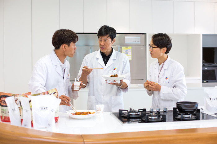 이것이 바로 가정간편식 메뉴 개발의 길. 개발-시식-평가의 무한 반복이 시작된다
