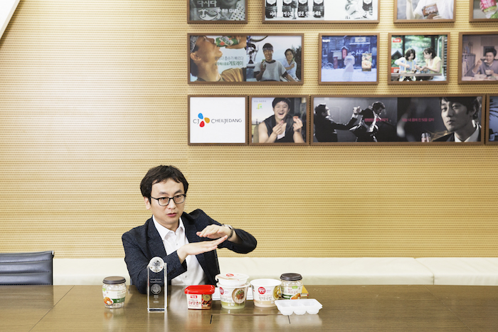비비고 김치 용기 뚜껑의 누름판 역할에 대해 설명하고 있는 이병국 책임연구원