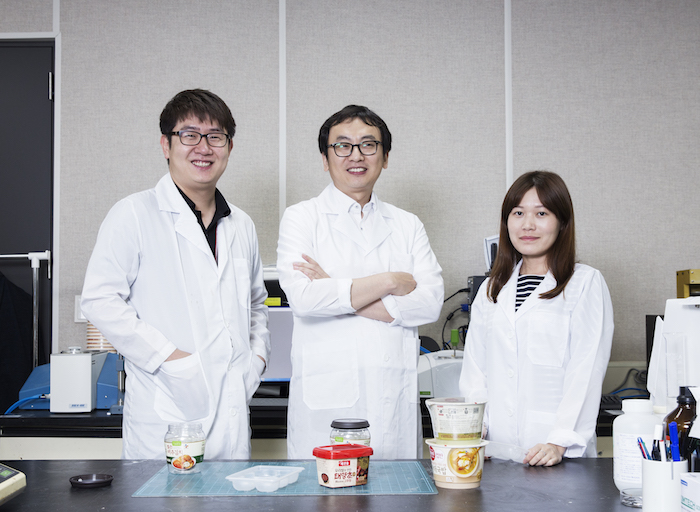 패키징 개발에 매진하고 있는 연구원들
(왼쪽부터 연구원 김명재 님, 이병국 님, 이은실 님)