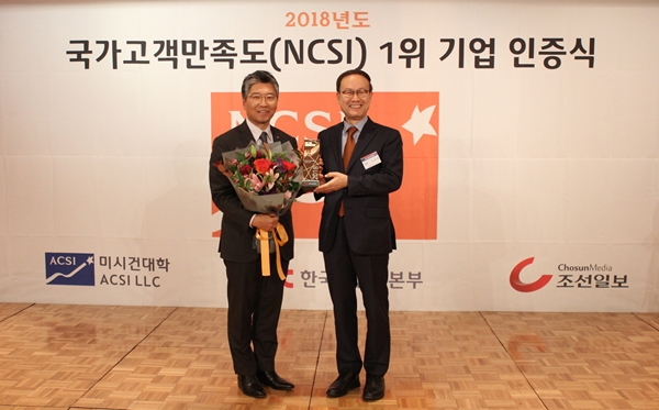 국가곡객만족도 1위 기업 인증식에서 CJENM대표이사님이꽃다발을 들고 한국생산성본부 회장과 기념촬영중이다.