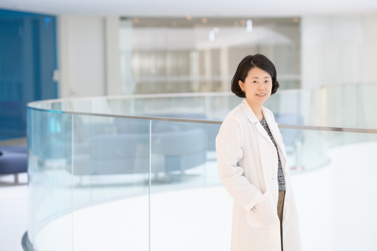 CJ제일제당 연구소인 블러썸파크 식품연구소 로비에서 연구복을 입은 성도유 수석연구원이 카메라를 향해 포즈를 취하고 있다.