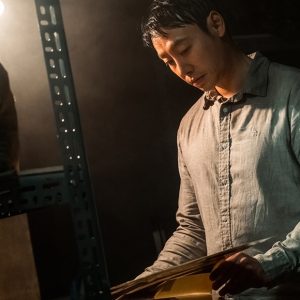 티빙 오리지널 시리즈 <돼지의 왕> 김동욱의 과거 트라우마를 건드린 물건의 정체는? 1화 무료 공개!