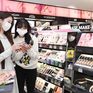립스틱 다시 바르고 매장은 북적… CJ올리브영, 엔데믹에 색조 56% 오프라인 28%↑