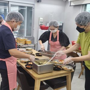 CJ대한통운, 사랑의 도시락 배달 봉사…엔데믹 맞아 대면 봉사활동 재개