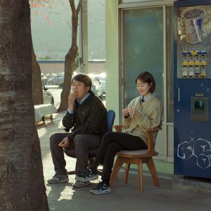 [아트하우스 칼럼] 유실과 유기 사이의 미묘한 마음의 틈, <창밖은 겨울>