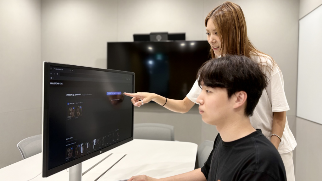 CJ AI실 직원들이 밀스톤 큐를 활용해 테스트 영상을 편집하고 있는 모습