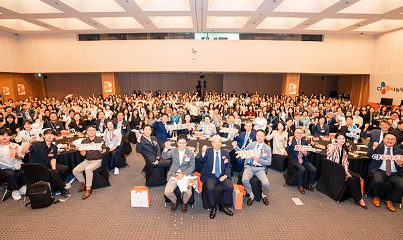 CJ나눔재단 20주년 기념식에 참여한 지역아동센터 교사, CJ임직원과 관계자, 우수 성장 사례 수혜자, 기부자, 봉사자들의 기념 사진