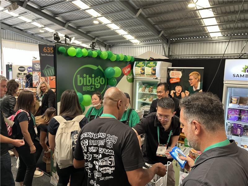 지난 3월 뉴질랜드 최대 규모의 B2B 식료품 박람회 <Foodstuffs Expo>에서 식품업계 고객들이 비비고 제품을 시식하는 모습./CJ제일제당