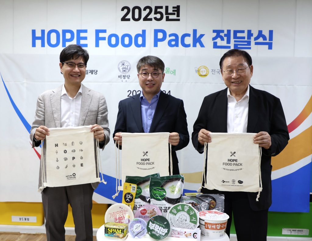 왼쪽부터) CJ제일제당 김주석 준법경영실장, (주)미정 정재현 대표이사, 한국사회복지협의회 김성이 회장이 24일 서울 관악구 은천지역아동센터에서 열린 '2025 호프 푸드 팩(HOPE Food Pack)' 착수식에서 기념촬영을 하고 있다.