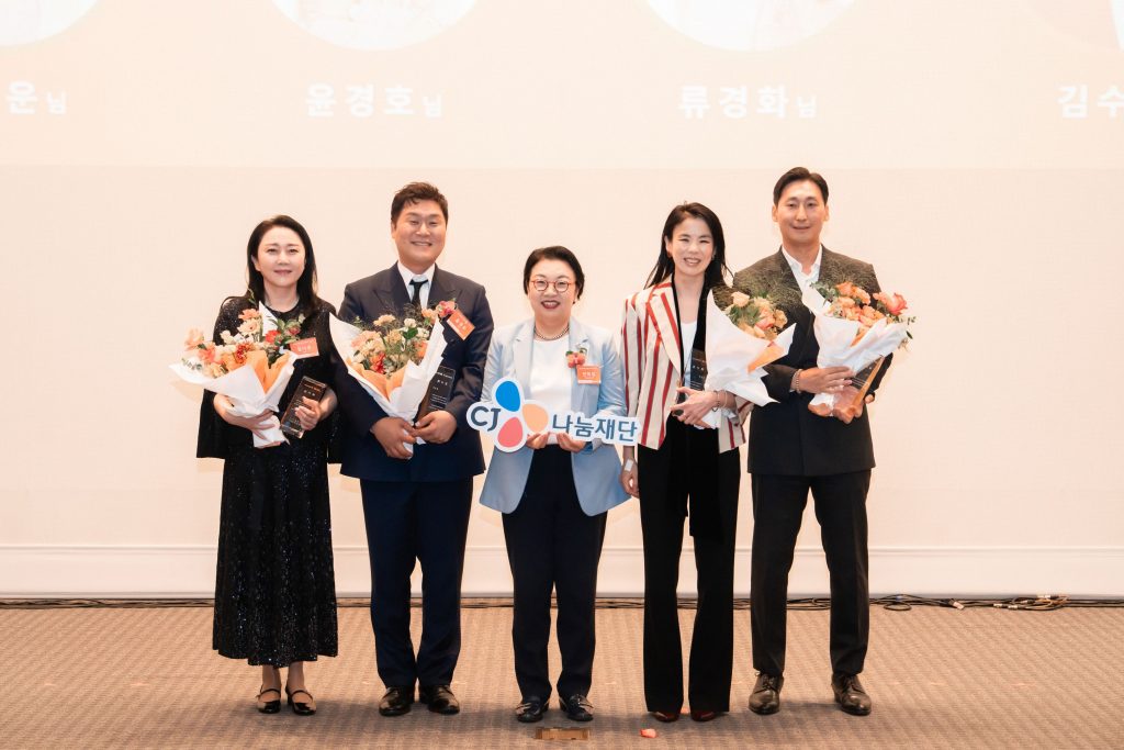 민희경 CJ사회공헌추진단장(중간)이 (왼쪽부터) 배우 김나운님, 윤경호님, CJ도너스캠프 아카데미 마스터 멘토 류경화님, 우수 일반기부자 김수호님에게 감사패를 전달하고 기념사진을 촬영하고 있다.