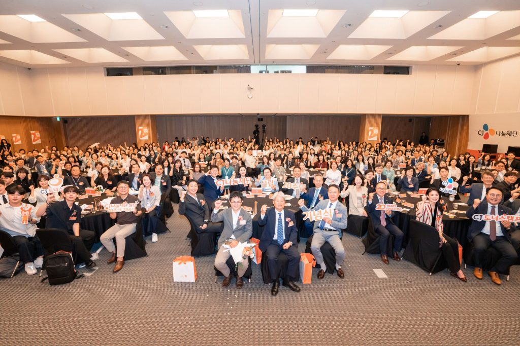CJ나눔재단 설립 20주년 기념식에 모인 150여명의 지역아동센터 선생님들과 CJ임직원 및 관계자들, 우수 성장사례 수혜자 등 전체 참가자가 기념사진을 촬영하고 있다.