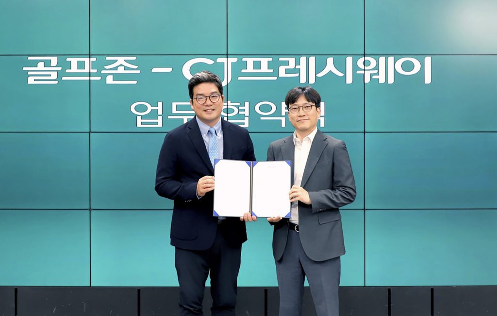 이달 10일, 서울 강남구 골프존 타워 서울에서 최석중 CJ프레시웨이 FS사업담당(오른쪽)과 손장순 골프존 플랫폼사업부장(왼쪽)이 업무협약 기념 사진 촬영에 임하고 있다.