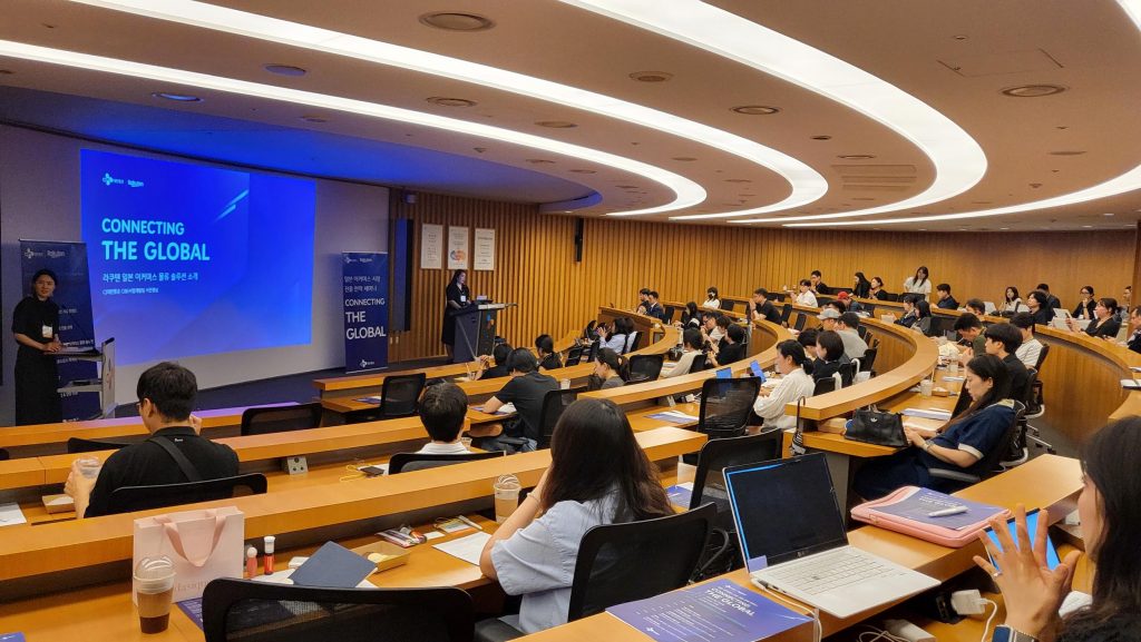 CJ대한통운 서진경 CBE(Cross Border Ecommerce) 영업팀장이 국내 뷰티, 건강기능식품 셀러들을 대상으로 일본 이커머스 시장 진출 시 필요한 물류 서비스와 통합물류관리시스템을 소개하고 있다. 01