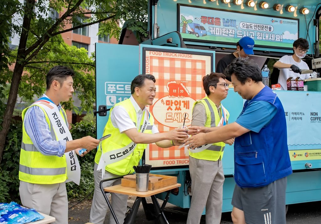 24일 경기도 수원시 소재 CJ대한통운 서브터미널에서 윤재승 CJ대한통운 O-NE 본부장(왼쪽에서 두 번째)이 택배기사에게 커피와 쿨링패치 등 여름나기 용품을 전달하고 있다. (사진=CJ대한통운 제공)