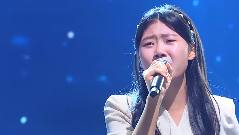 KBS <불후의 명곡> 출연 당시 완이화 양. 백지영의 '잊지 말아요'를 열창하고 있는 모습.