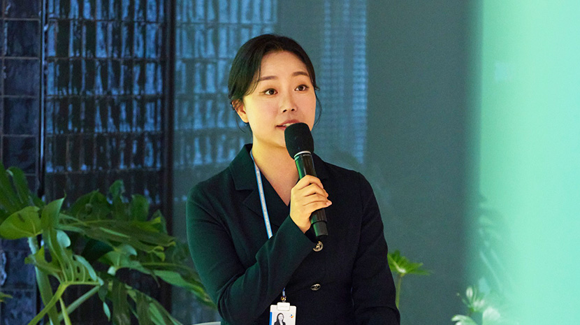 올리브영 온·오프라인 채용설명회에서 회사소개를 진행 중인 채용팀 인사담당자 김채연 님.