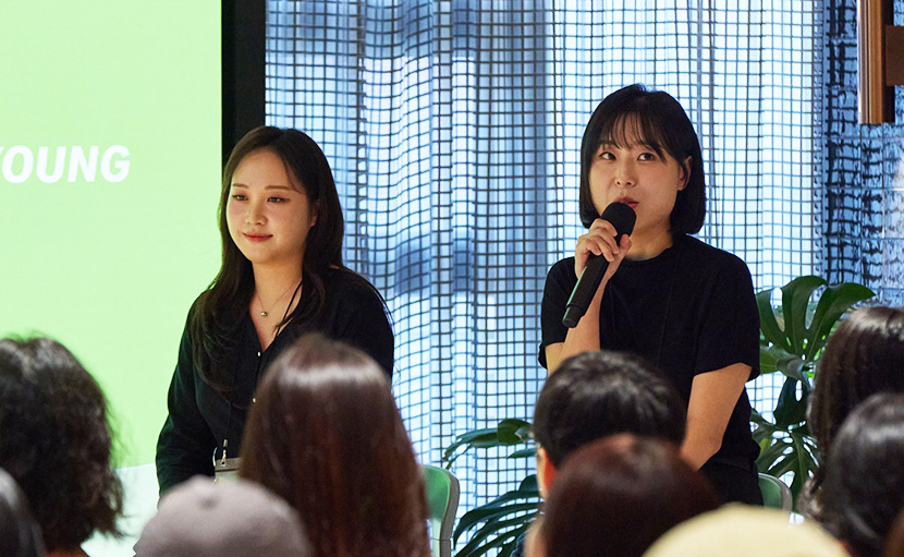 올리브영 온·오프라인 채용설명회에서 BM·MD 직무 Q&A를 진행 중인 럭스에딧팀 MD 권나연 님(왼쪽)과 색조BM팀 윤수빈 님(오른쪽).