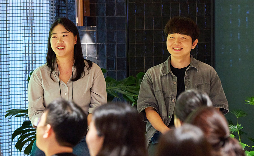 올리브영 온·오프라인 채용설명회에서 개발 직무 Q&A를 진행 중인 회원서비스개발팀 박미선 님(왼쪽)과 인벤토리서비스개발팀 김형빈 님(오른쪽).