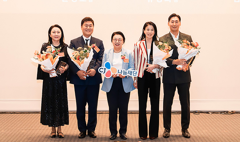 지난 7월 열린 CJ나눔재단 설립 20주년 기념식 현장. 오랜 기간 재단 활동에 참여해온 멘토와 우수 기부자들이 기념 사진을 찍고 있다. 왼쪽부터 김나운 배우, 윤경호 배우, 민희경 CJ사회공헌추진단장, 류경화 주한캐나다대사관 의전관, 기업인 김수호 씨 모습
