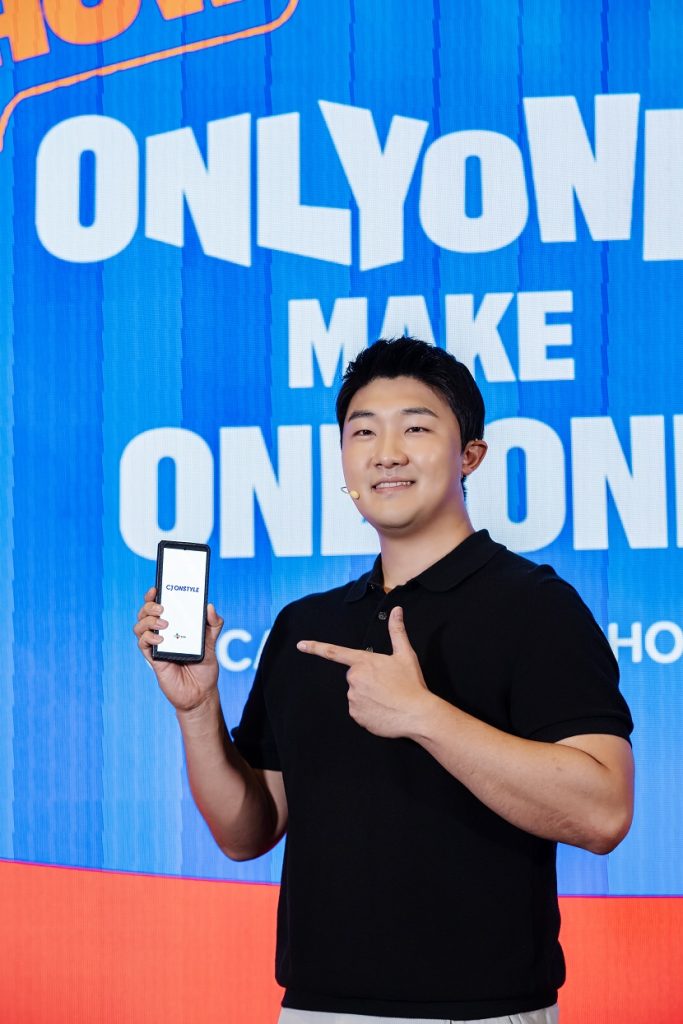 CJ ENM 커머스부문 헬스푸드 리더를 맡고 있는 입사 13년차 MD 이원준 님 모습