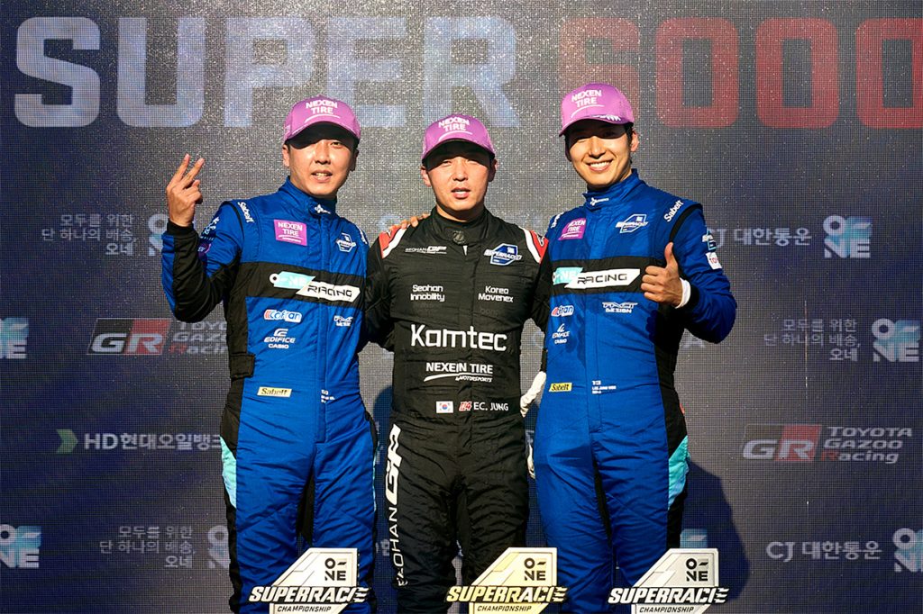 오네 슈퍼레이스 챔피언십 8라운드에서 더블 포디움을 달성한 오네 레이싱. (왼쪽부터) 오네 레이싱 오한솔, 서한 GP 정의철, 오네 레이싱 이정우 선수