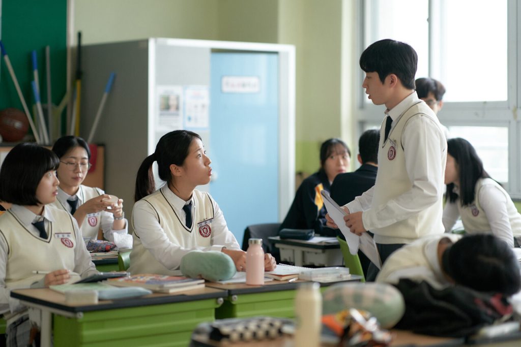 서명을 받으려는 수호와 대립하는 주인