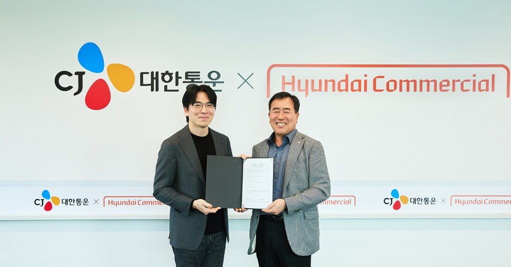 지난 30일 서울시 영등포구 소재 현대커머셜 본사에서 열린 CJ대한통운-현대커머셜 상생금융 제휴 협약식에서 최갑주 CJ대한통운 더운반그룹장(오른쪽)과 김재완 현대커머셜 산업금융본부장이 기념사진을 찍고 있다. (사진=CJ대한통운 제공)